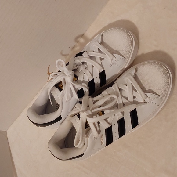 Adidas Women's Superstars Bonega Sneakers Size 7 Black & White/ Gold Metallic - Picture 4 of 9